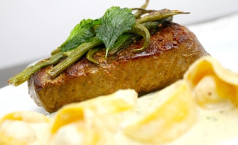 Carne grelhada com ravioli de queijo é uma boa pedida para o almoço no Azul Culinária Brasileira